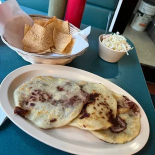Pupusas rellenas de frijoles/queso. Curtido y chips con salsa