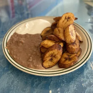 Platano Frito Con Crema Y Frijoles