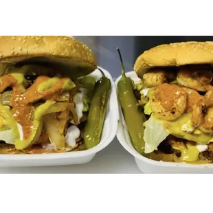 Left: la hamburguesa sencilla 
Right: Hamburguesa Mar y Tierra