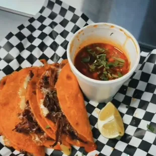 Quesabirrias con consomé Sábados y Domingos