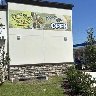 Sign pulled me in lol