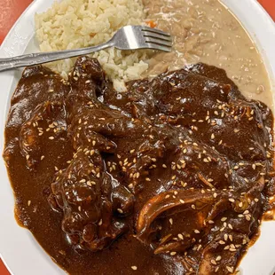 Un riquísimo mole de pollo , bien sabroso , tiene mucho sabor, me sabe a chocolate y chiles picositos, delicioso!
