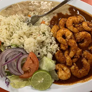 Riquísimos Camarones ala Diabla  bien picositos y sabrosos con su arroz blanco y frijoles refritos.