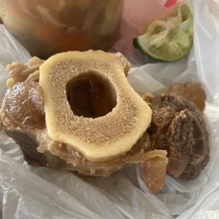 15 dlls por este hueso. Era un caldo para llevar y todavía ni le cayó bien a una trajadorcilla diciendo que eso les pide la gente hueso,