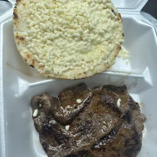 Arepa con carne asada