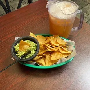 Augua frescas melon (cantaloupe) and a nice basket of guacamole and chips.  YUM!