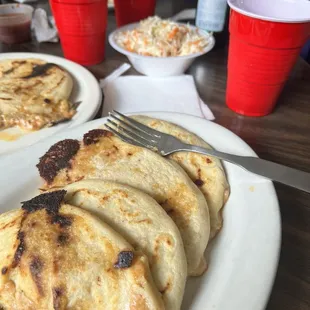 Revueltas Pupusa. (Queso y chicharron)