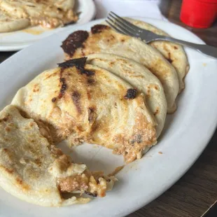 Revueltas Pupusa. (Queso y chicharron)