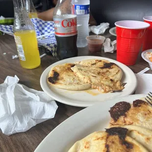 Revueltas Pupusa. (Queso y chicharron)
