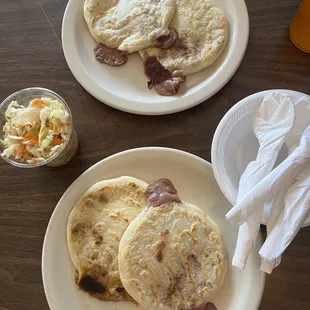 Popusas de frijoles y queso y popusa de mixta