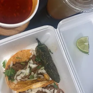 Birria taco x3 y consome &amp; tamarindo