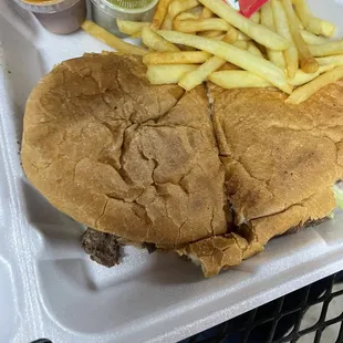 Fajita de barbacoa with a side order of fries