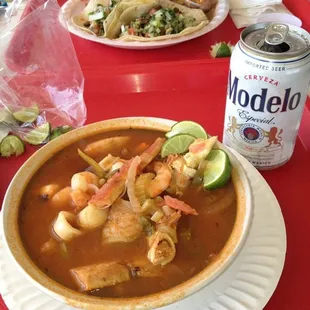 Sopa de mariscos con lata de Modelo. Mmmm