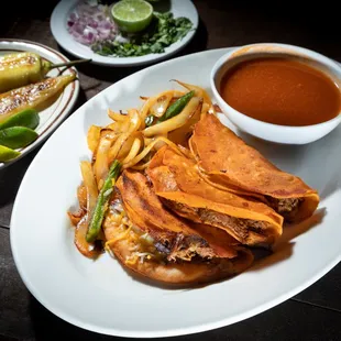 Tacos dorados de barbacoa