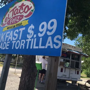 a sign for breakfast