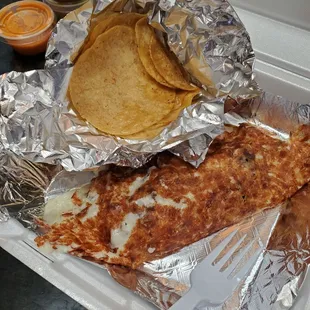 Costra with steak and its side of griddled corn tortillas