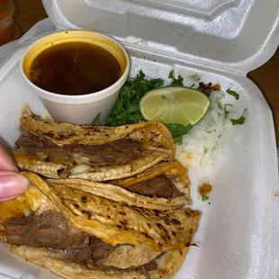 tacos de birria en el foto
