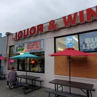 the outside of a liquor and wine store