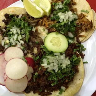 Tacos al pastor, carne asada y choriso. Ricos!!!