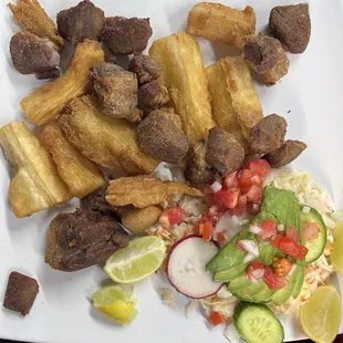 Yucca con chícharon.