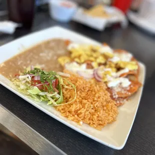 Chilaquiles Rojos con huevo estrellado.