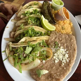 Little taco plate with carnitas