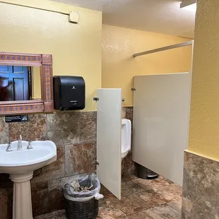 Men&apos;s restroom