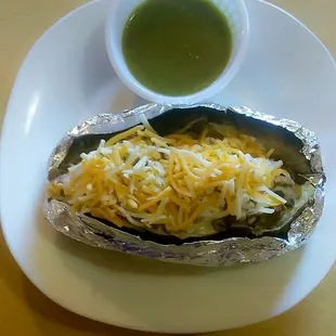 Baked potatoe with seasoned bisteak, monterrey/cheddar cheese, butter, mexican sour cream, corn, green salsa.