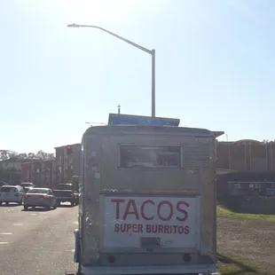 They're on McLellan across Trader Joe's rain or shine. Full of Kaiser employees during lunch and students after school.