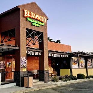 This is the exterior of this restaurant pad in the same center along CA 49 dominated by the Bel Air supermarket