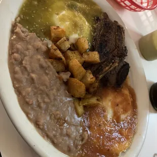 Huevos divorciados y costilla al lado