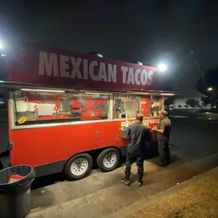 Cold wind and sprinkling rain didn&apos;t stop anyone from getting their taco fix