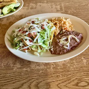 A very delicious plate of tacos De Picadillo.