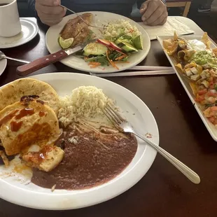 Order. No bread, and pupusas were properly consumed in full.