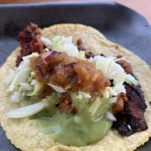Taco de carne Adobada (al pastor) en tortilla de maíz.