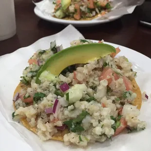 Tostada de ceviche de pescado