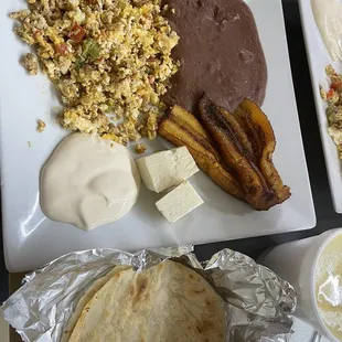 Huevos con chorizo, tortilla, atol de elote