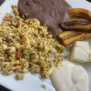 Desañuno huevos con chorizo