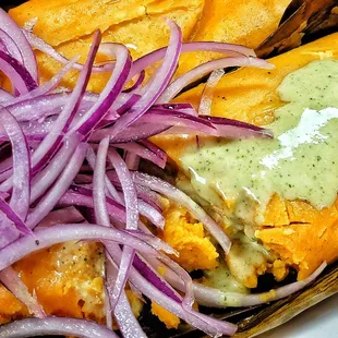 Tamal de Pollo con Salsa Criolla.