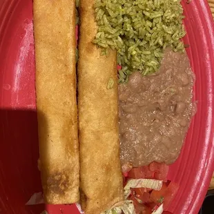 Mis flautas de pollo se ven igual que la foto del menú  y el servicio fue pésimo.