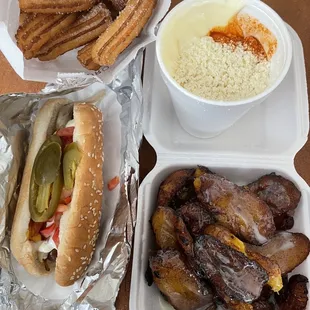 Churros, hot dog, plátanos, elotes