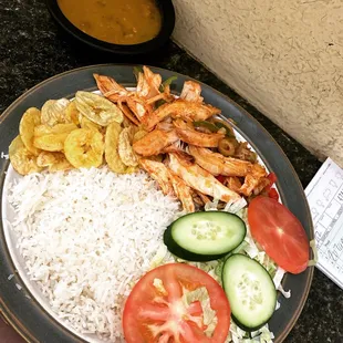 Arroz blanco y potaje Chicharo, pollo salteado, mariquitas y ensalada. White rice w/green pea beans, Chicken fajitas, banana chips &amp; salad.