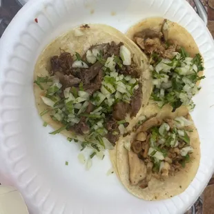 Taco de lengua y dos tacos de pollo