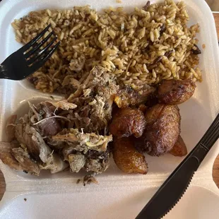 Arroz con gandules, pernil, plátano maduro