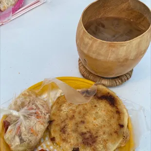 Chicharrón con queso pupusa   Fresco de horchata de morro