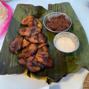 Plátano frito con frijol y crema