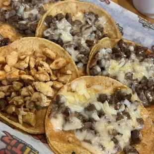 Bistec con queso y pollo