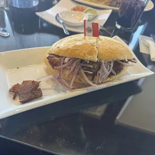 Pan con Chicharron