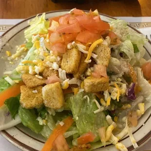 Salad that comes with the order.