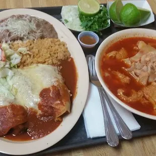 Mmm unas ricas enchiladas Rojas de pollo.I un menudo bien calientito .